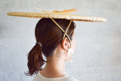 Sedge flat hat worn on the head / すげの菅笠 一文字をかぶっている様子