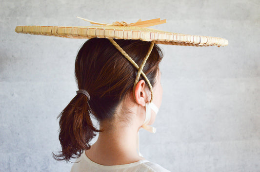 Sedge flat hat worn on the head / すげの菅笠 一文字をかぶっている様子