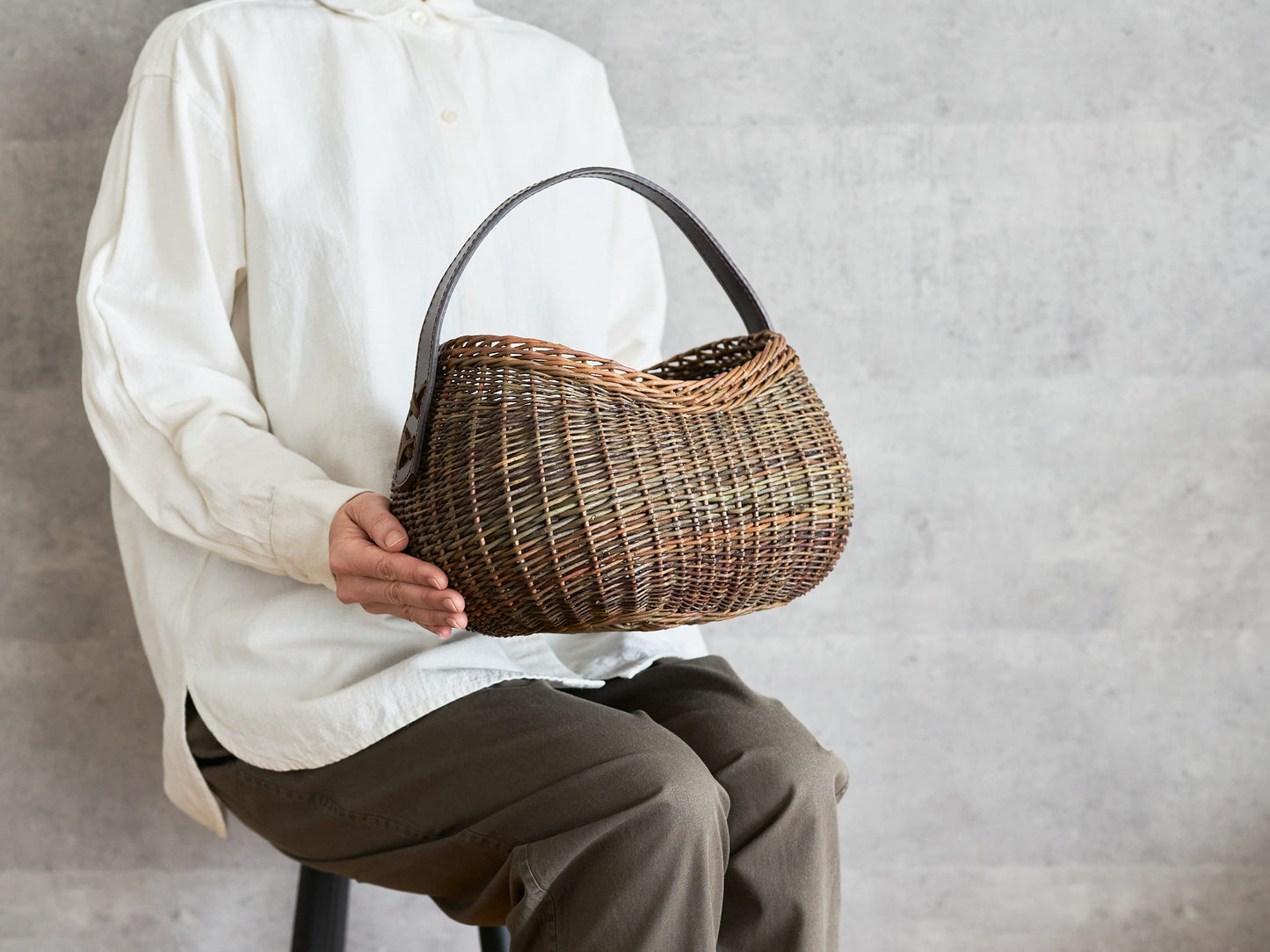 Softly Rounded Handbag with Leather Handle / Willow / FRA　151303-1