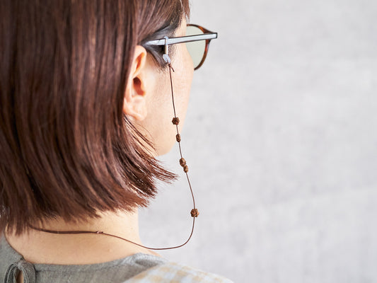 Wild grape vine eyeglass holder worn with glasses / 山ぶどうのメガネホルダーを眼鏡に付けた様子