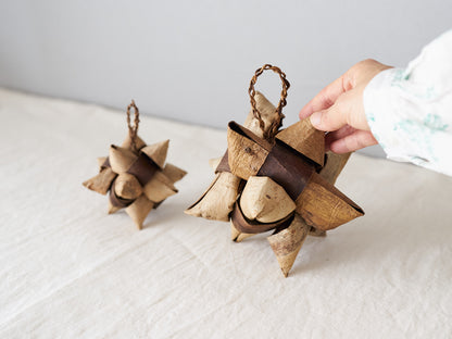 Walnut bark star ornaments being held / くるみのスターオーナメントを手に持っている様子