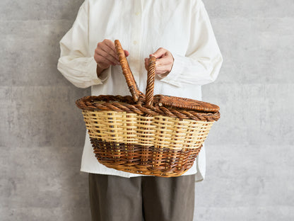 Lidded picnic basket in willow and caña, openable from both sides / やなぎとカーニャのふた付きピクニックバスケット、両開きの様子