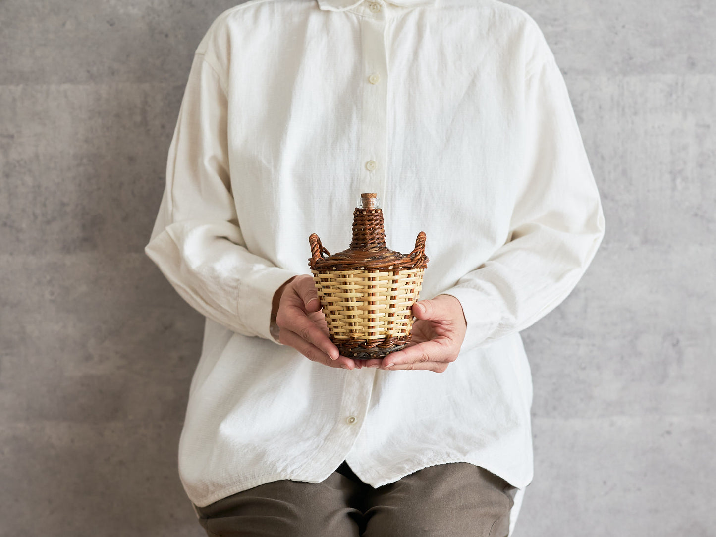 Mini bottle basket with glass in willow and caña, handwoven texture visible / やなぎとカーニャの瓶付きミニバスケット、編み目が見える様子