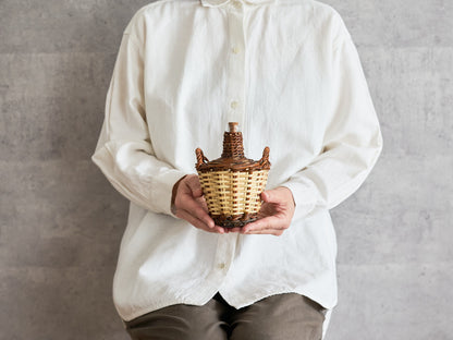 Mini bottle basket with glass in willow and caña, handwoven texture visible / やなぎとカーニャの瓶付きミニバスケット、編み目が見える様子