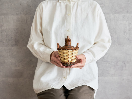 Mini bottle basket with glass in willow and caña, handwoven texture visible / やなぎとカーニャの瓶付きミニバスケット、編み目が見える様子