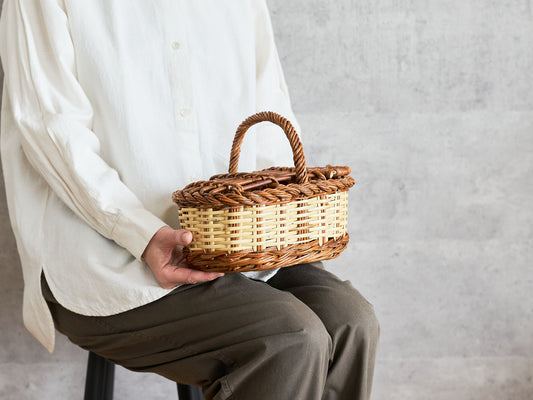 Mini rabbit basket with lid in willow and caña, held on lap / やなぎとカーニャのミニラビットバスケット、膝の上にのせた様子